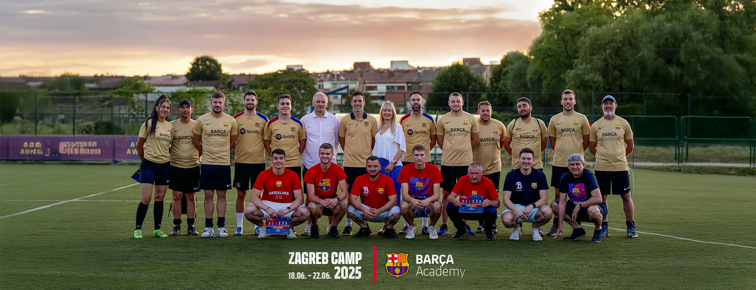 Barça Academy treneri i mladi polaznici na nogometnom terenu