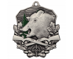 Lovačka medalja Silvan s motivom divlje svinje 79x74mm upečatljiva je metalna medalja namijenjena lovačkim natjecanjima, susretima, manifestacijama i prigodnim dodjelama priznanja. Prednjom stranom dominira detaljan reljefni prikaz divlje svinje, upotpunjen motivima hrastovog lišća, lovačkih pušaka i nišana, dok zeleni detalji u pozadini dodatno naglašavaju njezin lovački karakter. Medalja je izrađena u antikno srebrnoj izvedbi i debljine približno 3 mm.
Bogato oblikovan reljef i karakterističan motiv divlje svinje čine ovaj model odličnim izborom za lovačke udruge, natjecanja, susrete i druga događanja povezana s lovstvom. Veći format medalje daje joj reprezentativan izgled, dok kombinacija metalne završne obrade i zelenih detalja dodatno ističe motive divljači i prirode te je čini prikladnom za posebne nagrade i priznanja.
Stražnju stranu medalje moguće je dodatno personalizirati pomoću pločice dimenzija približno 48 x 48 mm, na koju se može postaviti naziv događanja, logotip udruge, posveta ili drugi prigodni sadržaj. Medalja je kompatibilna s vrpcama širine 11 mm i 22 mm, pa se završni izgled nagrade može prilagoditi organizatoru i karakteru događanja.