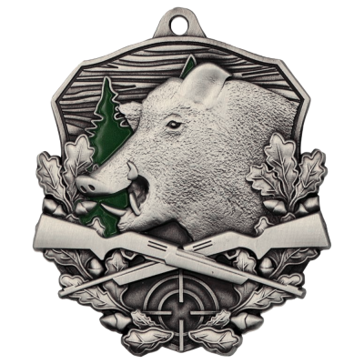 Lovačka medalja Silvan s motivom divlje svinje 79x74mm upečatljiva je metalna medalja namijenjena lovačkim natjecanjima, susretima, manifestacijama i prigodnim dodjelama priznanja. Prednjom stranom dominira detaljan reljefni prikaz divlje svinje, upotpunjen motivima hrastovog lišća, lovačkih pušaka i nišana, dok zeleni detalji u pozadini dodatno naglašavaju njezin lovački karakter. Medalja je izrađena u antikno srebrnoj izvedbi i debljine približno 3 mm.
Bogato oblikovan reljef i karakterističan motiv divlje svinje čine ovaj model odličnim izborom za lovačke udruge, natjecanja, susrete i druga događanja povezana s lovstvom. Veći format medalje daje joj reprezentativan izgled, dok kombinacija metalne završne obrade i zelenih detalja dodatno ističe motive divljači i prirode te je čini prikladnom za posebne nagrade i priznanja.
Stražnju stranu medalje moguće je dodatno personalizirati pomoću pločice dimenzija približno 48 x 48 mm, na koju se može postaviti naziv događanja, logotip udruge, posveta ili drugi prigodni sadržaj. Medalja je kompatibilna s vrpcama širine 11 mm i 22 mm, pa se završni izgled nagrade može prilagoditi organizatoru i karakteru događanja.