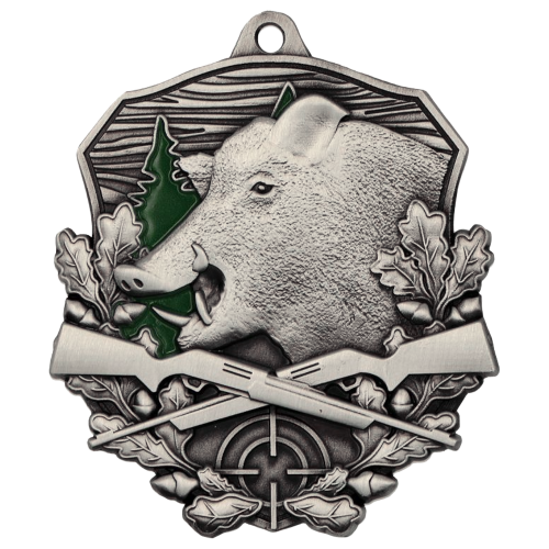 Lovačka medalja Silvan s motivom divlje svinje 79x74mm upečatljiva je metalna medalja namijenjena lovačkim natjecanjima, susretima, manifestacijama i prigodnim dodjelama priznanja. Prednjom stranom dominira detaljan reljefni prikaz divlje svinje, upotpunjen motivima hrastovog lišća, lovačkih pušaka i nišana, dok zeleni detalji u pozadini dodatno naglašavaju njezin lovački karakter. Medalja je izrađena u antikno srebrnoj izvedbi i debljine približno 3 mm.
Bogato oblikovan reljef i karakterističan motiv divlje svinje čine ovaj model odličnim izborom za lovačke udruge, natjecanja, susrete i druga događanja povezana s lovstvom. Veći format medalje daje joj reprezentativan izgled, dok kombinacija metalne završne obrade i zelenih detalja dodatno ističe motive divljači i prirode te je čini prikladnom za posebne nagrade i priznanja.
Stražnju stranu medalje moguće je dodatno personalizirati pomoću pločice dimenzija približno 48 x 48 mm, na koju se može postaviti naziv događanja, logotip udruge, posveta ili drugi prigodni sadržaj. Medalja je kompatibilna s vrpcama širine 11 mm i 22 mm, pa se završni izgled nagrade može prilagoditi organizatoru i karakteru događanja.